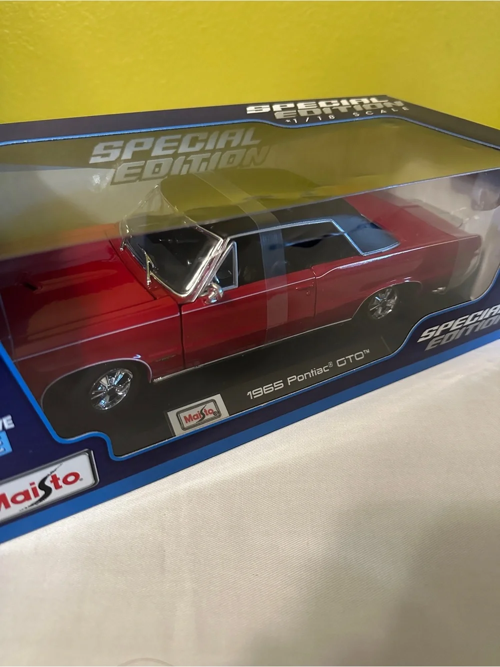 🚗Maisto Special Edition 1965 Pontiac GTO Die-Cast Model - Red with Black Roof